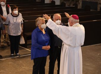 Mit rund 110 Ehepaaren aus der ganzen Diözese hat Weihbischof Ulrich Boom am Mittwochnachmittag, 23. Juni, einen Pontifikalgottesdienst gefeiert. Eingeladen waren Ehejubilare, die in den Jahren 2020 und 2021 auf 50, 60 oder 65 gemeinsame Jahre zurückblicken.