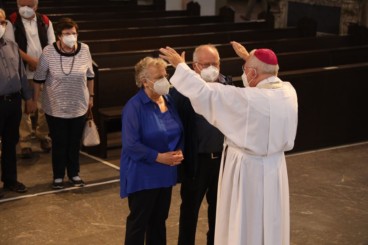 Mit rund 110 Ehepaaren aus der ganzen Diözese hat Weihbischof Ulrich Boom am Mittwochnachmittag, 23. Juni, einen Pontifikalgottesdienst gefeiert. Eingeladen waren Ehejubilare, die in den Jahren 2020 und 2021 auf 50, 60 oder 65 gemeinsame Jahre zurückblicken.