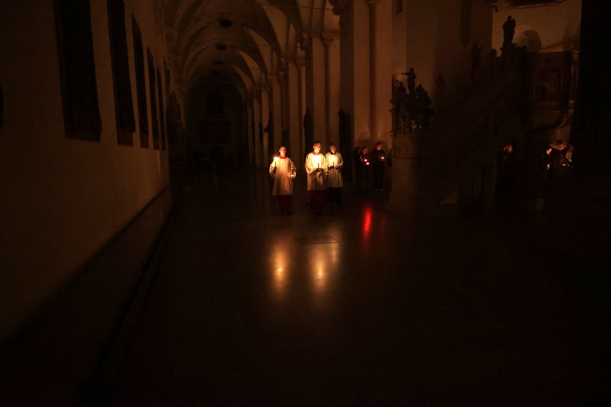 Bischof Dr. Franz Jung feierte am Samstag, 19. April, im Würzburger Kiliansdom die Osternacht. 