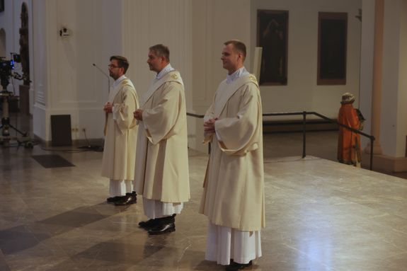 Bei einem Pontifikalgottesdienst am Samstag, 27. September, weihte Weihbischof Paul Reder drei Männer im Würzburger Kiliansdom zu Diakonen.