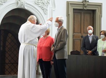 Bischof em. Dr. Friedhelm Hofmann feierte am Mittwochvormittag, 23. Juni, im Kiliansdom einen Pontifikalgottesdienst für Ehejubilare, die in den Jahren 2020 und 2021 auf 50, 60 oder 65 gemeinsame Jahre zurückblicken.