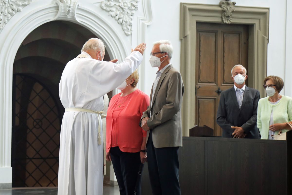Bischof em. Dr. Friedhelm Hofmann feierte am Mittwochvormittag, 23. Juni, im Kiliansdom einen Pontifikalgottesdienst für Ehejubilare, die in den Jahren 2020 und 2021 auf 50, 60 oder 65 gemeinsame Jahre zurückblicken. Bischof em. Dr. Friedhelm Hofmann feierte am Mittwochvormittag, 23. Juni, im Kiliansdom einen Pontifikalgottesdienst für Ehejubilare, die in den Jahren 2020 und 2021 auf 50, 60 oder 65 gemeinsame Jahre zurückblicken.