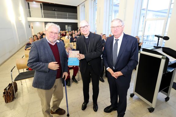 Aus der Hand von Autor Jan von Nimwegen (links) bekam Bischof Dr. Franz Jung (Mitte) den 83. Band der Reihe "Quellen und Forschungen zur Geschichte des Bistums und Hochstifts Würzburg". Rechts Professor em. Dr. Wolfgang Weiß, Vorsitzender des Würzburge Aus der Hand von Autor Jan von Nimwegen (links) bekam Bischof Dr. Franz Jung (Mitte) den 83. Band der Reihe "Quellen und Forschungen zur Geschichte des Bistums und Hochstifts Würzburg". Rechts Professor em. Dr. Wolfgang Weiß, Vorsitzender des Würzburger Diözesangeschichtsvereins.