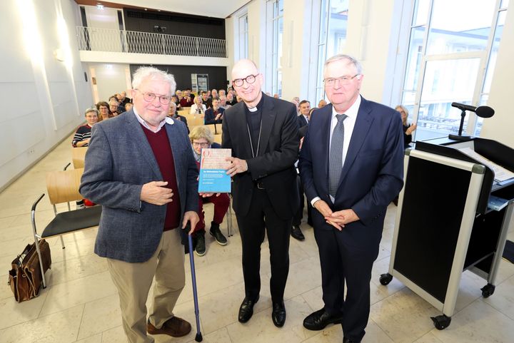 Aus der Hand von Autor Jan von Nimwegen (links) bekam Bischof Dr. Franz Jung (Mitte) den 83. Band der Reihe "Quellen und Forschungen zur Geschichte des Bistums und Hochstifts Würzburg". Rechts Professor em. Dr. Wolfgang Weiß, Vorsitzender des Würzburger Diözesangeschichtsvereins.