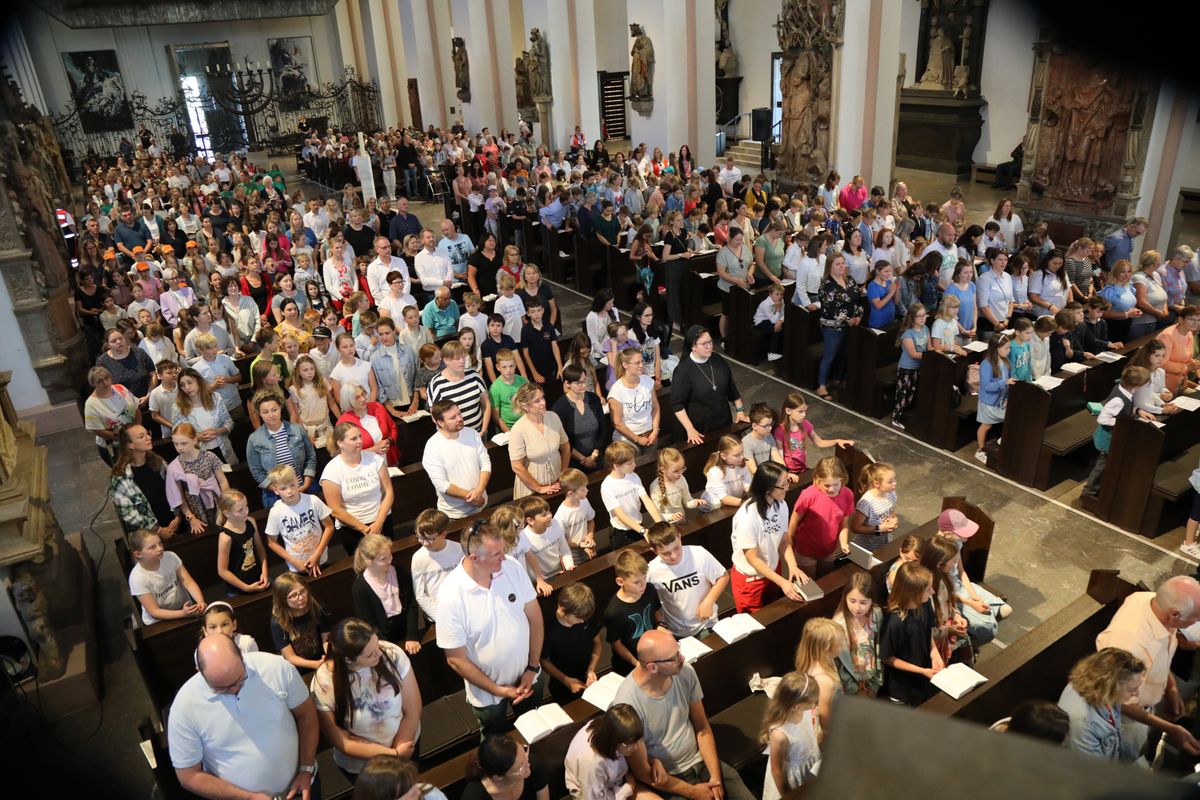 Mit rund 1300 Kommunionkindern und ihren Begleitern hat Weihbischof Paul Reder am Montag, 8. Juli, einen Gottesdienst im Kiliansdom gefeiert.