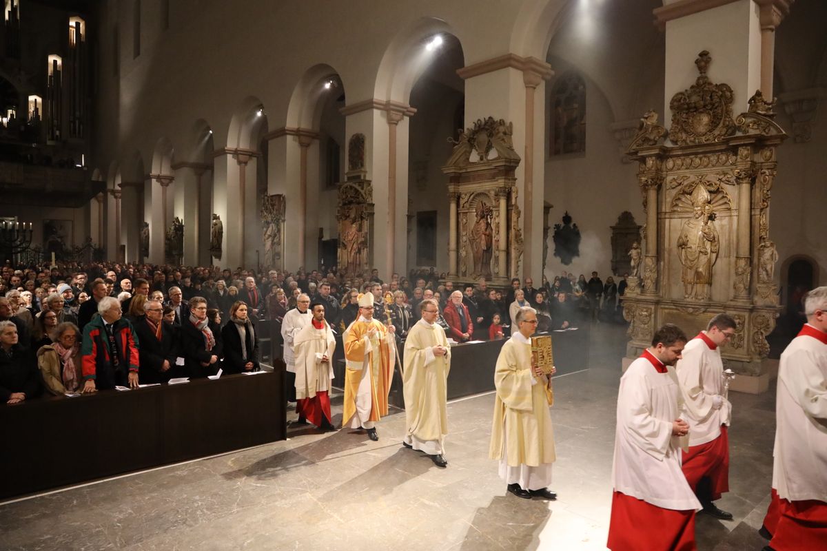 Bischof Dr. Franz Jung feierte an Heiligabend, 24. Dezember, im Würzburger Kiliansdom mit den Gläubigen die Christmette. Bischof Dr. Franz Jung feierte an Heiligabend, 24. Dezember, im Würzburger Kiliansdom mit den Gläubigen die Christmette.