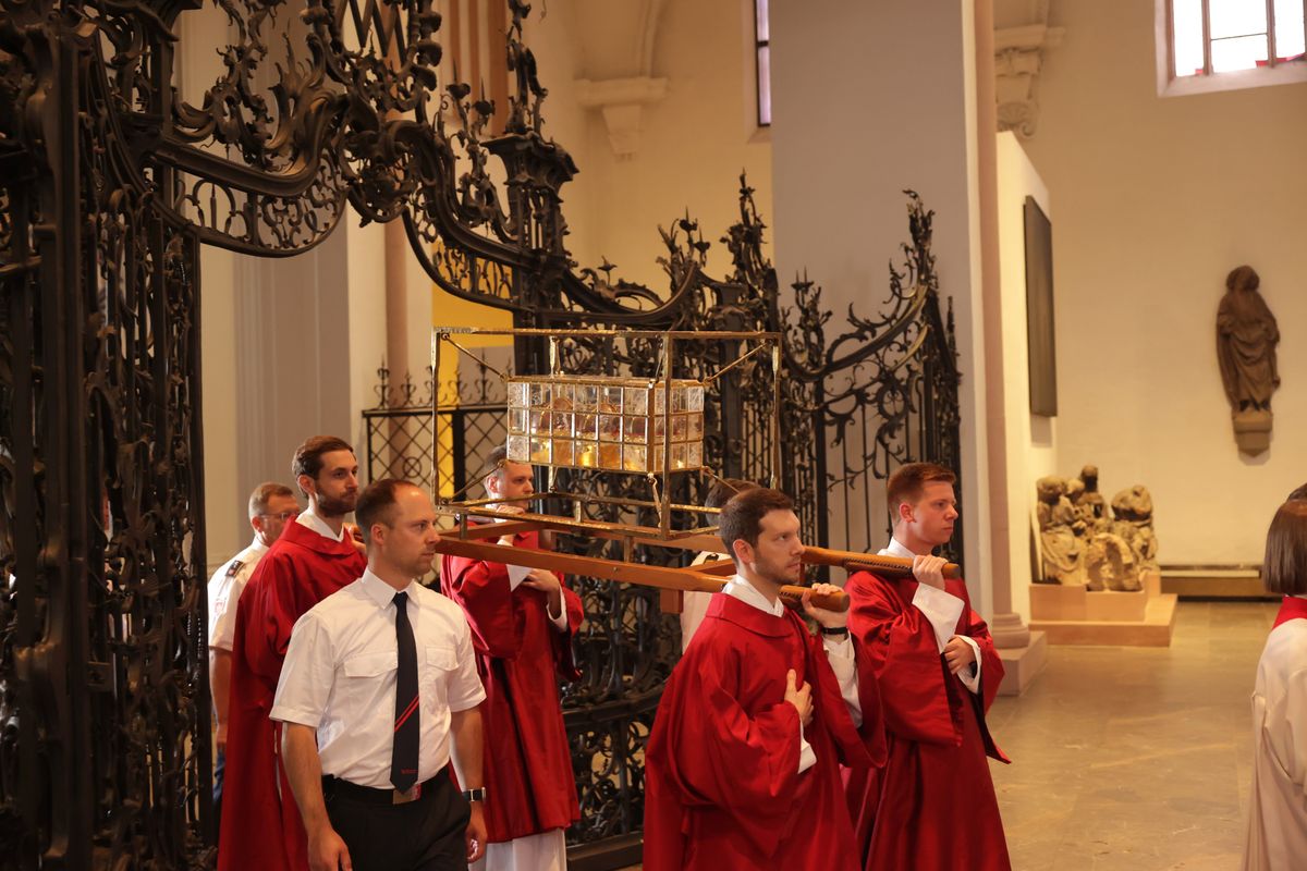 Mit einer Reliquienprozession von Sankt Burkard über die Alte Mainbrücke und einem Pontifikalgottesdienst im Kiliansdom ist am Sonntag, 6. Juli, die Kiliani-Wallfahrtswoche 2025 eröffnet worden.