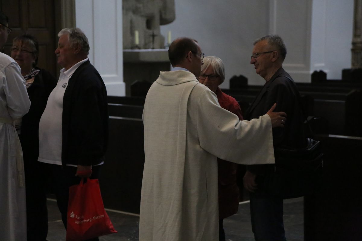 Bischof Dr. Franz Jung hat am Donnerstagnachmittag, 4. Juli, mit etwa 320 Paaren im Kiliansdom ihr goldenes oder diamantenes Ehejubiläum gefeiert.