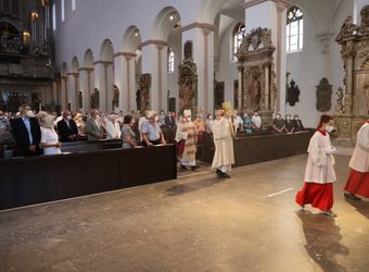 Mit rund 110 Ehepaaren aus der ganzen Diözese hat Weihbischof Ulrich Boom am Mittwochnachmittag, 23. Juni, einen Pontifikalgottesdienst gefeiert. Eingeladen waren Ehejubilare, die in den Jahren 2020 und 2021 auf 50, 60 oder 65 gemeinsame Jahre zurückblicken.
