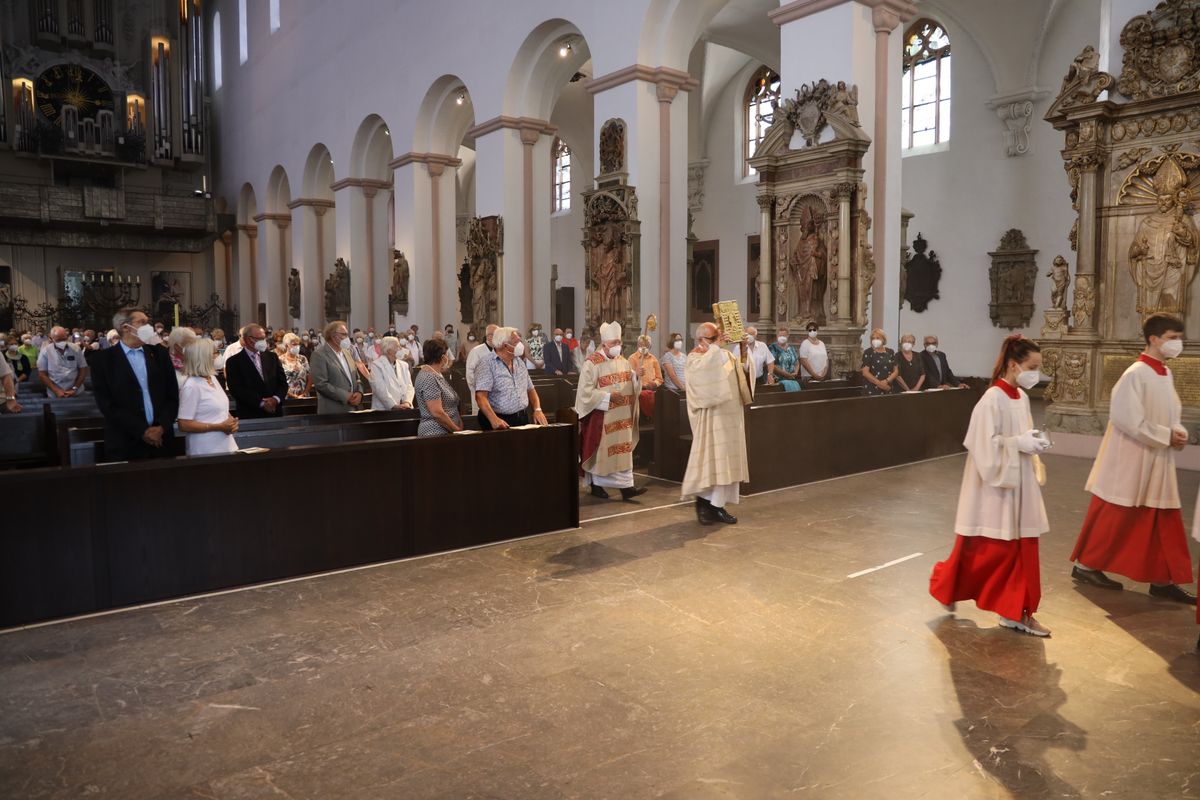 Mit rund 110 Ehepaaren aus der ganzen Diözese hat Weihbischof Ulrich Boom am Mittwochnachmittag, 23. Juni, einen Pontifikalgottesdienst gefeiert. Eingeladen waren Ehejubilare, die in den Jahren 2020 und 2021 auf 50, 60 oder 65 gemeinsame Jahre zurückblicken.