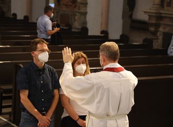 Generalvikar Dr. Jürgen Vorndran feierte am Dienstagabend, 29. Juni, einen Dankgottesdienst mit Ehejubilaren, die 2020 oder 2021 silberne Hochzeit feiern. Im Anschluss hatten die Ehepaare Gelegenheit, sich segnen zu lassen.