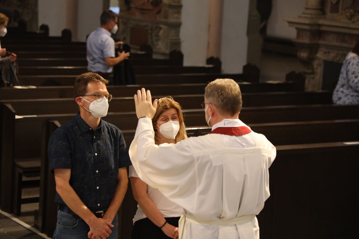 Generalvikar Dr. Jürgen Vorndran feierte am Dienstagabend, 29. Juni, einen Dankgottesdienst mit Ehejubilaren, die 2020 oder 2021 silberne Hochzeit feiern. Im Anschluss hatten die Ehepaare Gelegenheit, sich segnen zu lassen.