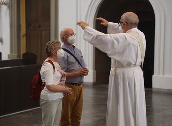Mit rund 110 Ehepaaren aus der ganzen Diözese hat Weihbischof Ulrich Boom am Mittwochnachmittag, 23. Juni, einen Pontifikalgottesdienst gefeiert. Eingeladen waren Ehejubilare, die in den Jahren 2020 und 2021 auf 50, 60 oder 65 gemeinsame Jahre zurückblicken.