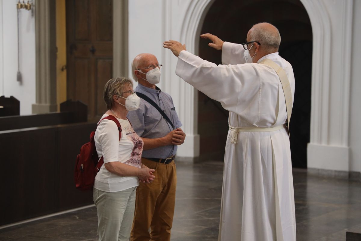 Mit rund 110 Ehepaaren aus der ganzen Diözese hat Weihbischof Ulrich Boom am Mittwochnachmittag, 23. Juni, einen Pontifikalgottesdienst gefeiert. Eingeladen waren Ehejubilare, die in den Jahren 2020 und 2021 auf 50, 60 oder 65 gemeinsame Jahre zurückblicken.