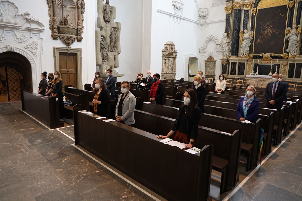 Weihbischof Ulrich Boom hat im Auftrag von Bischof Dr. Franz Jung 33 Frauen und sieben Männern am Freitagabend, 9. Juli, im Kiliansdom die Missio canonica verliehen.