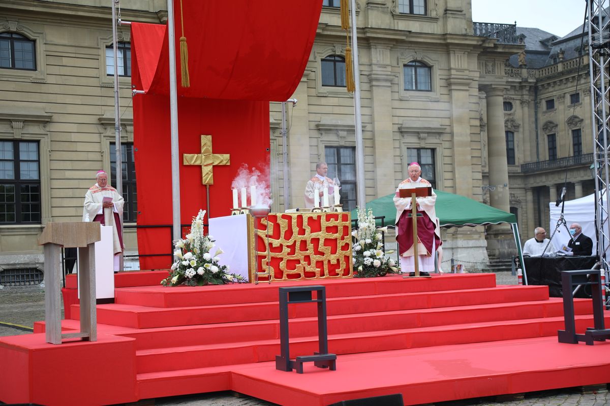 Weihbischof Ulrich Boom hat an Fronleichnam mit rund 350 Besuchern auf dem Würzburger Residenzplatz einen Freiluftgottesdienst gefeiert.
