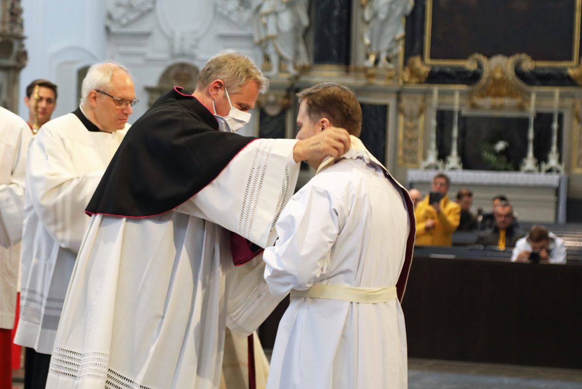Bei einem Pontifikalgottesdienst am Samstag, 17. Oktober, hat Weihbischof Ulrich Boom im Würzburger Kiliansdom Uwe Becker zum Ständigen Diakon geweiht.