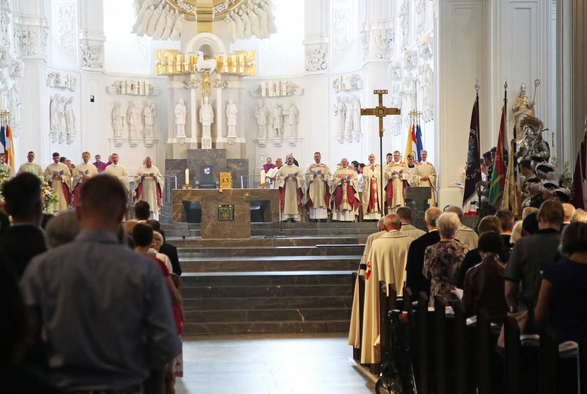 Die Fronleichnamsprozession in Würzburg stand unter dem Motto "Denn Gott hat uns nicht einen Geist der Verzagtheit gegeben, sondern den Geist der Kraft, der Liebe und Besonnenheit".