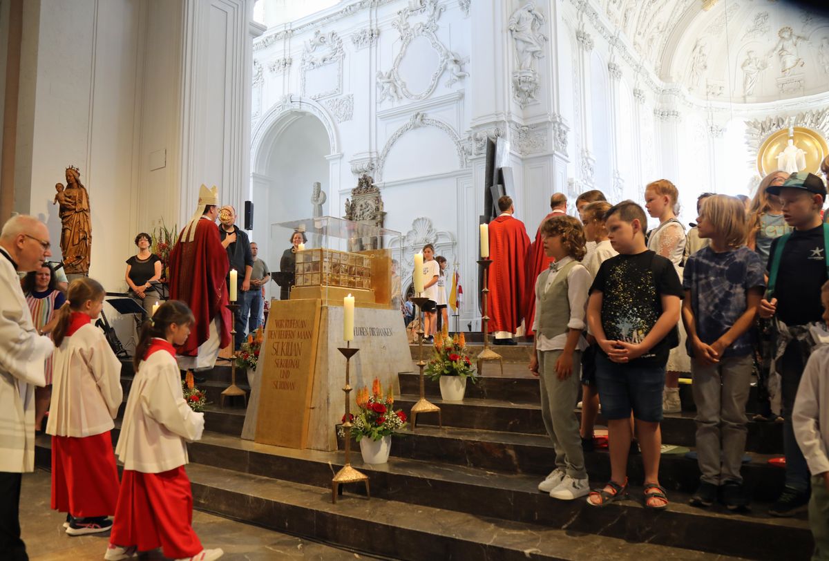 Mit rund 1300 Kommunionkindern und ihren Begleitern hat Weihbischof Paul Reder am Montag, 8. Juli, einen Gottesdienst im Kiliansdom gefeiert. Der Dom war so voll, dass die Kinder auf den Stufen zum Altar und sogar im Hochchor saßen.