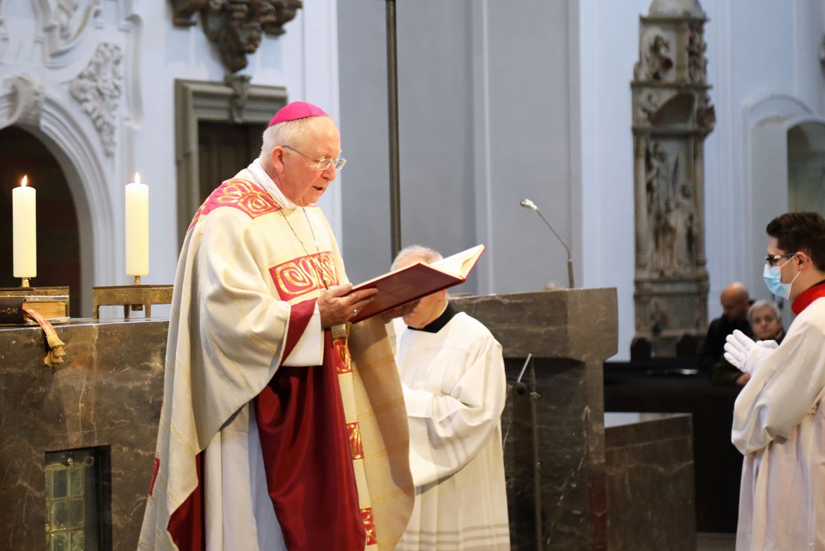 Bei einem Pontifikalgottesdienst am Samstag, 17. Oktober, hat Weihbischof Ulrich Boom im Würzburger Kiliansdom Uwe Becker zum Ständigen Diakon geweiht.