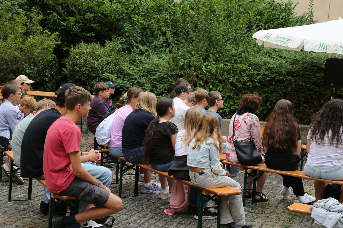 Am Tag der Jugend hat Weihbischof Paul Reder im Anschluss an ein buntes Workshop-Programm einen Kiliani-Gottesdienst mit den Jugendlichen im Kilianeum in Würzburg gefeiert.