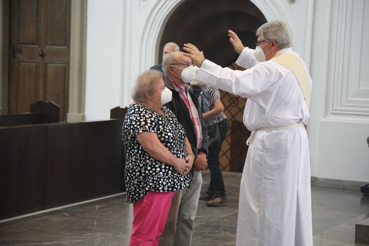 2621/0609 Ehejubilare Weihbischof Boom_27505 Weihbischof Boom und weiteren Priester und Diakone weihen Ehejubilare, die ihr goldenes, diamantenes oder eisernes Ehejubiläum feiern.
