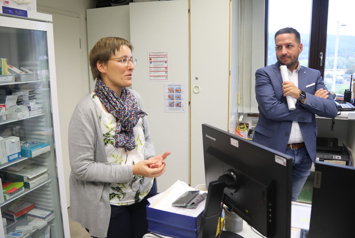 Schwester Juliana Seelmann, Generaloberin der Oberzeller Franziskanerinnen, beschreibt, wie sich Traumata häufig zunächst mit körperlichen Beschwerden äußern. Rechts Simon Veit, Leitung Patientenmanagement am Klinikum Würzburg Mitte. Schwester Juliana Seelmann, Generaloberin der Oberzeller Franziskanerinnen, beschreibt, wie sich Traumata häufig zunächst mit körperlichen Beschwerden äußern. Rechts Simon Veit, Leitung Patientenmanagement am Klinikum Würzburg Mitte.