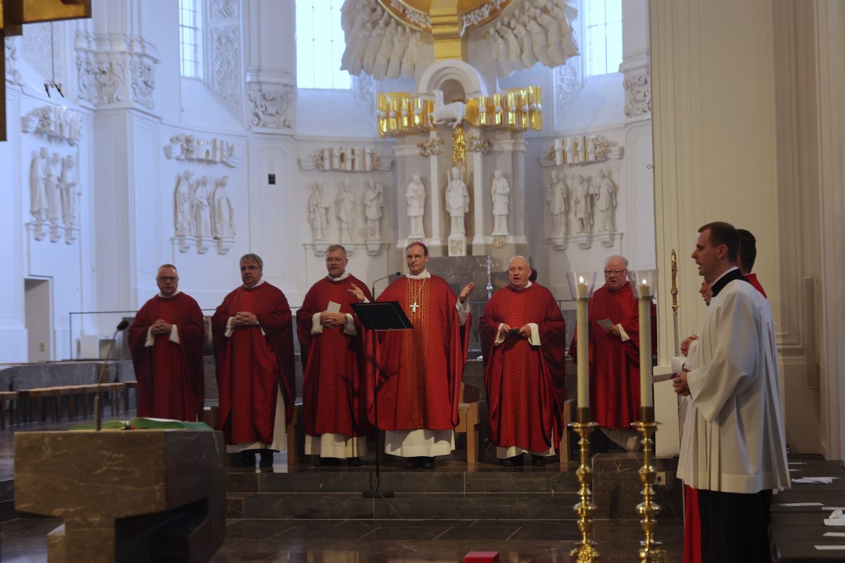 Rund 900 Personen feierten den Kiliani-Pontifikalgottesdienst für Räte und Politiker am Montagabend, 7. Juli, im Kiliansdom mit. Eine Begegnung auf dem Kiliansplatz schloss sich an. 