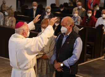 Im Anschluss an den Ehejubilarsgottesdienst mit Weihbischof Ulrich Boom am Freitagvormittag, 2. Juli, konnten sich die Paare von ihm und weiteren Priestern und Diakonen segnen lassen.