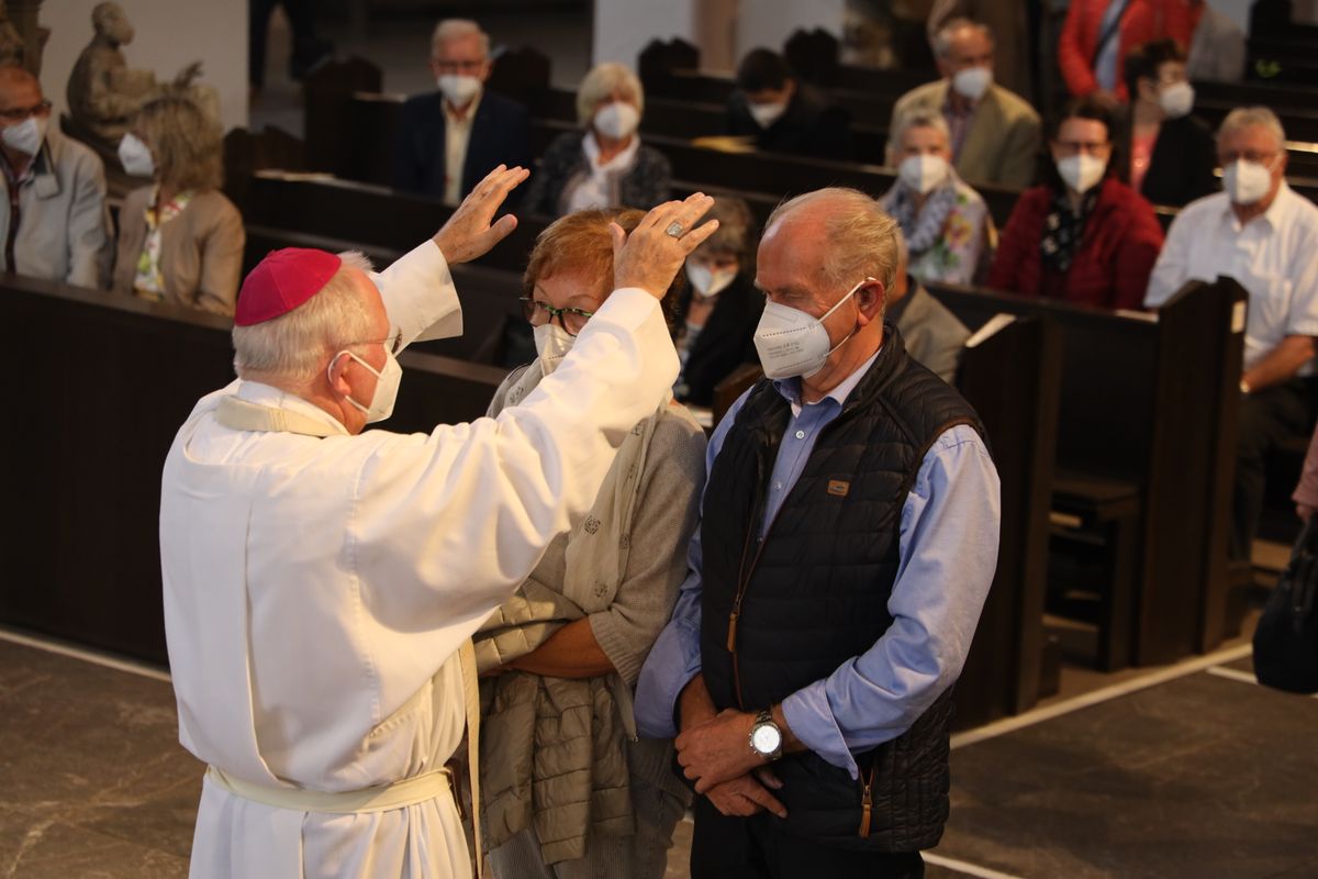 2721/0646 Ehejubilare Freitag, 2- Juli vormittags WB Boom_28450 Im Anschluss an den Ehejubilarsgottesdienst mit Weihbischof Ulrich Boom am Freitagvormittag, 2. Juli, konnten sich die Paare von ihm und weiteren Priestern und Diakonen segnen lassen.