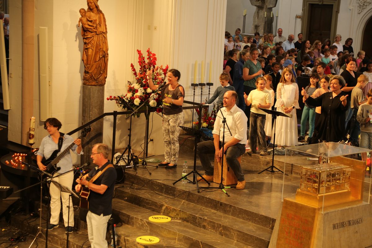 Über 1400 Kinder und ihre Begleiter sind am Montagvormittag, 7. Juli 2025, zum Gottesdienst für Erstkommunionkinder mit Bischof Dr. Franz Jung in den Würzburger Kiliansdom gekommen. 