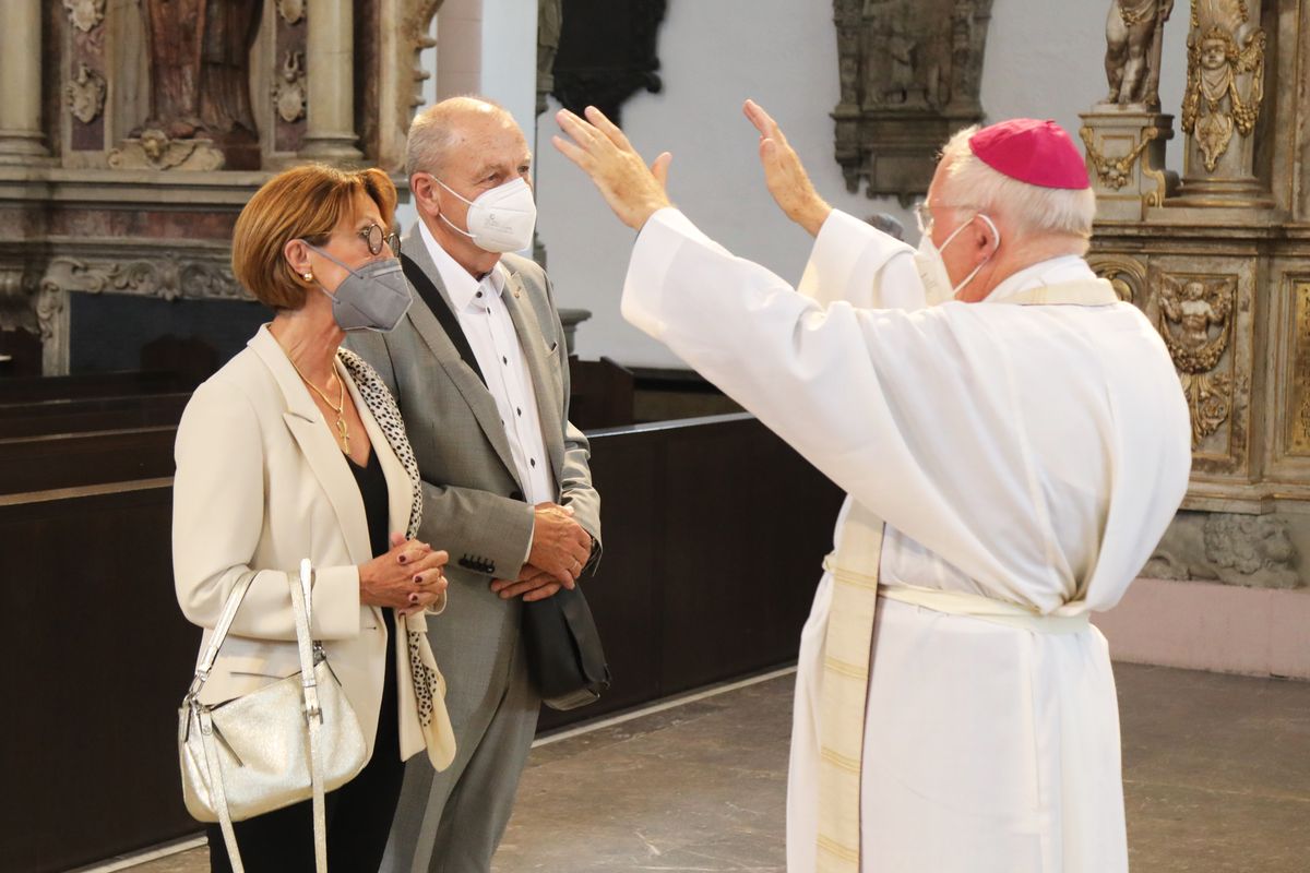 	 Weihbischof Ulrich Boom feierte am Mittwochnachmittag, 30. Juni, einen Gottesdienst für Ehepaare, die 2020 oder 2021 ihr goldenes, diamantenes oder eisernes Ehejubiläum hatten. Im Anschluss konnten sich die Paare segnen lassen.