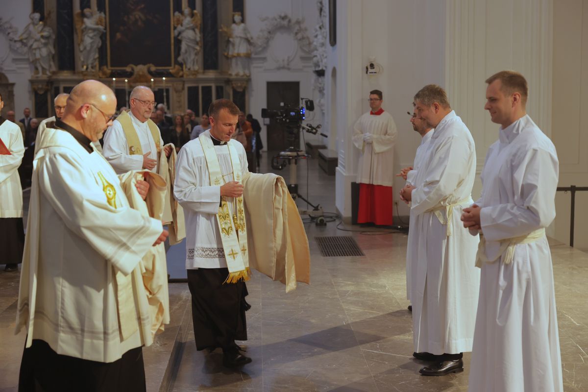 Bei einem Pontifikalgottesdienst am Samstag, 27. September, weihte Weihbischof Paul Reder drei Männer im Würzburger Kiliansdom zu Diakonen.