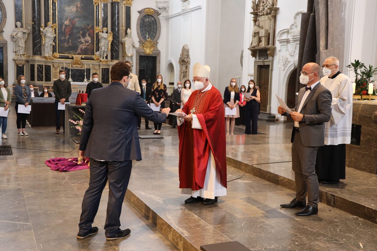 Weihbischof Ulrich Boom hat im Auftrag von Bischof Dr. Franz Jung 33 Frauen und sieben Männern am Freitagabend, 9. Juli, im Kiliansdom die Missio canonica verliehen.