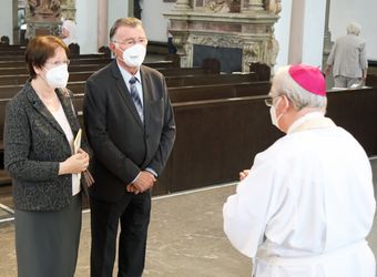 Bischof em. Dr. Friedhelm Hofmann feierte am Mittwochvormittag, 23. Juni, im Kiliansdom einen Pontifikalgottesdienst für Ehejubilare, die in den Jahren 2020 und 2021 auf 50, 60 oder 65 gemeinsame Jahre zurückblicken.