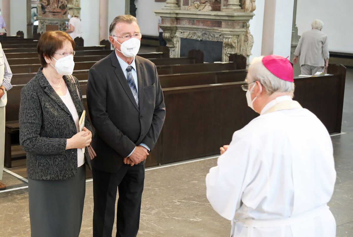 Bischof em. Dr. Friedhelm Hofmann feierte am Mittwochvormittag, 23. Juni, im Kiliansdom einen Pontifikalgottesdienst für Ehejubilare, die in den Jahren 2020 und 2021 auf 50, 60 oder 65 gemeinsame Jahre zurückblicken. Bischof em. Dr. Friedhelm Hofmann feierte am Mittwochvormittag, 23. Juni, im Kiliansdom einen Pontifikalgottesdienst für Ehejubilare, die in den Jahren 2020 und 2021 auf 50, 60 oder 65 gemeinsame Jahre zurückblicken.