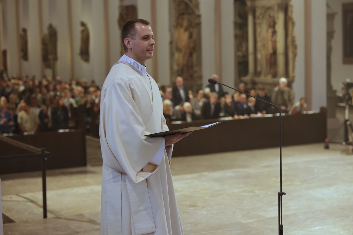 Bei einem Pontifikalgottesdienst am Samstag, 27. September, weihte Weihbischof Paul Reder drei Männer im Würzburger Kiliansdom zu Diakonen.
