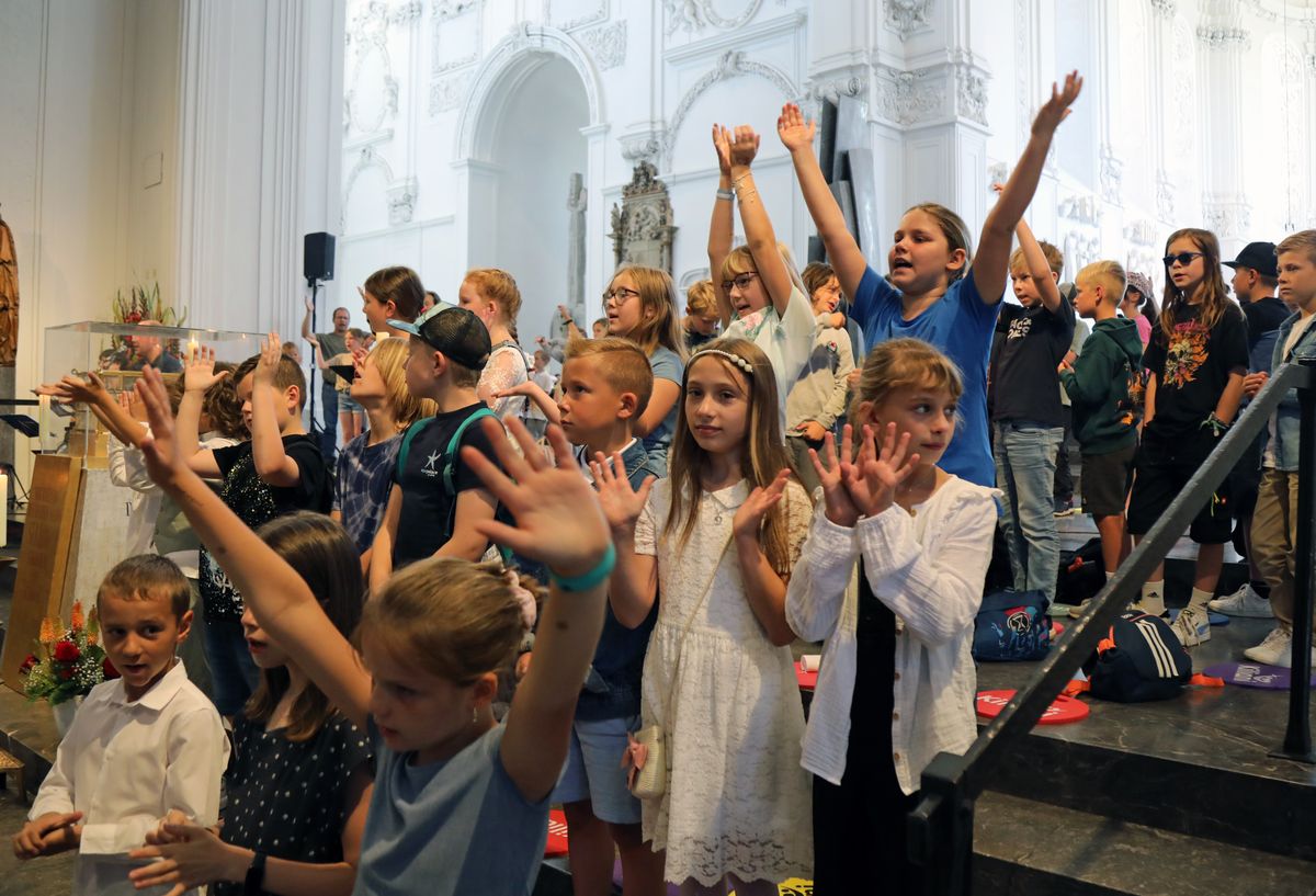 Mit rund 1300 Kommunionkindern und ihren Begleitern hat Weihbischof Paul Reder am Montag, 8. Juli, einen Gottesdienst im Kiliansdom gefeiert.