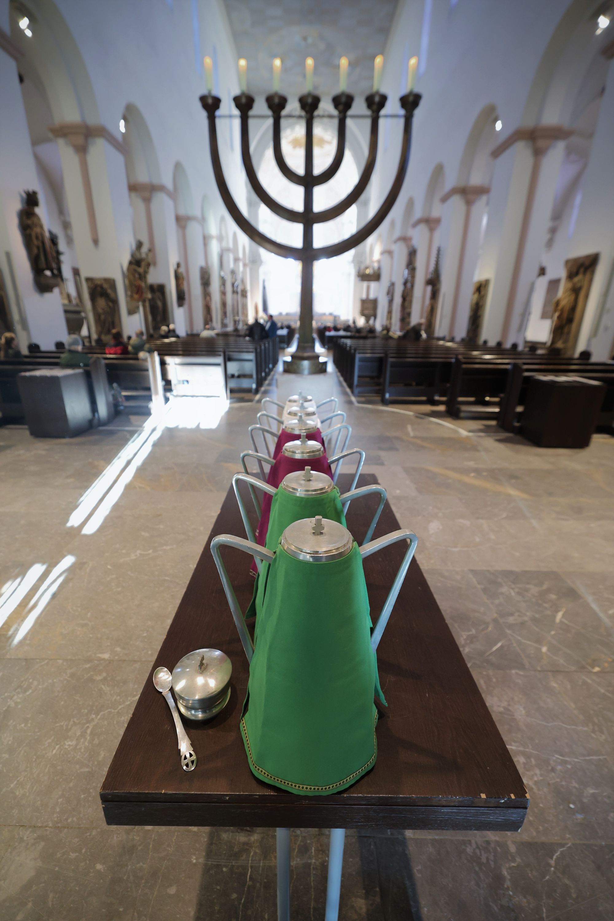 Bischof Dr. Franz Jung hat am Montagabend, 25. März, im Würzburger Kiliansdom die Heiligen Öle für alle 43 Pastoralen Räume im Bistum Würzburg geweiht. Bischof Dr. Franz Jung hat am Montagabend, 25. März, im Würzburger Kiliansdom die Heiligen Öle für alle 43 Pastoralen Räume im Bistum Würzburg geweiht.