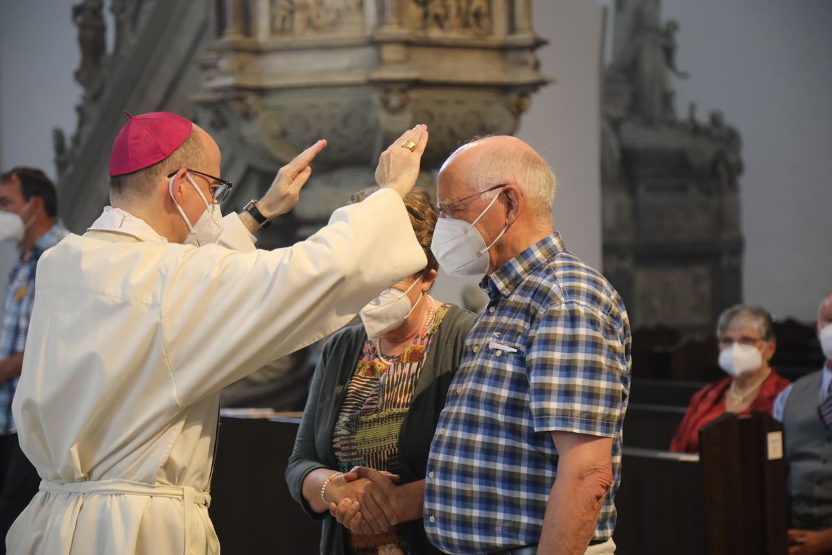 2621/0621 Dankgottesdienst für Ehejubilare mit Bischof Jung_27807