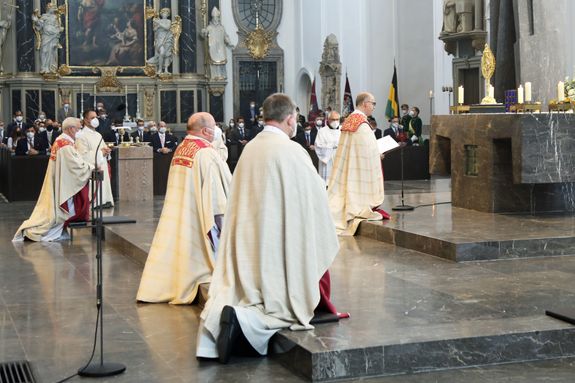 Bischof Dr. Franz Jung feierte am Donnerstag, 3. Juni, den Fronleichnamsgottesdienst im Kiliansdom. Bischof Dr. Franz Jung feierte am Donnerstag, 3. Juni, den Fronleichnamsgottesdienst im Kiliansdom.