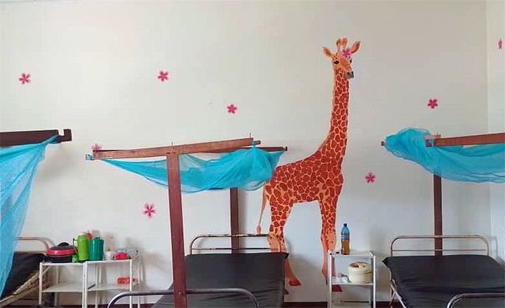 Dank vieler Spenden, auch aus dem Bistum Würzburg, haben die "weltwärts"-Freiwilligen Anna Gattermann und Robin Becker vier Zimmer der Kinderstation im diözesanen Krankenhaus von Litembo neu gestaltet.