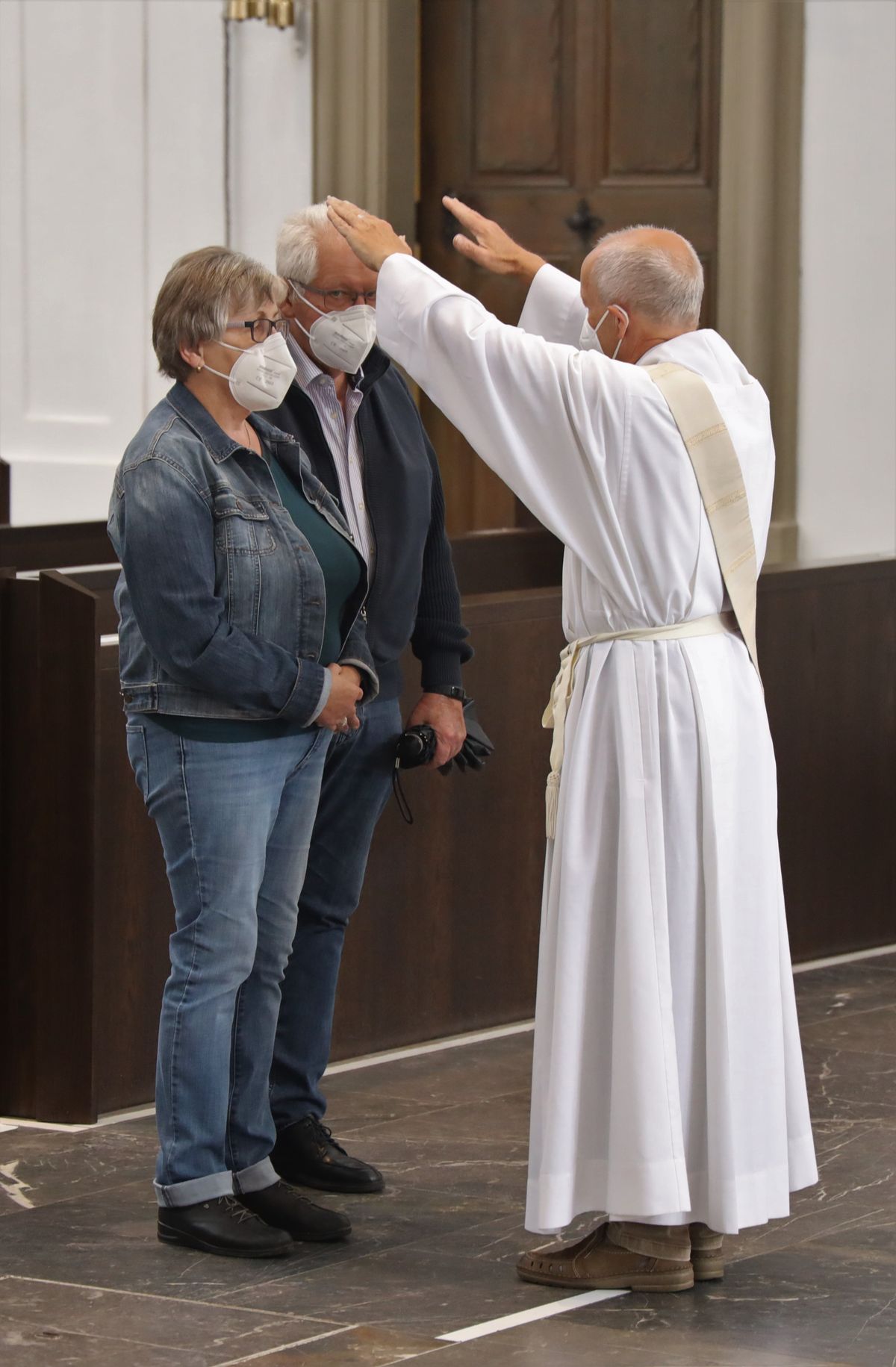 2721/0646 Ehejubilare Freitag, 2- Juli vormittags WB Boom_28466 Im Anschluss an den Ehejubilarsgottesdienst mit Weihbischof Ulrich Boom am Freitagvormittag, 2. Juli, konnten sich die Paare von ihm und weiteren Priestern und Diakonen segnen lassen.