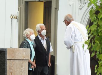 Bischof em. Dr. Friedhelm Hofmann feierte am Mittwochvormittag, 23. Juni, im Kiliansdom einen Pontifikalgottesdienst für Ehejubilare, die in den Jahren 2020 und 2021 auf 50, 60 oder 65 gemeinsame Jahre zurückblicken.