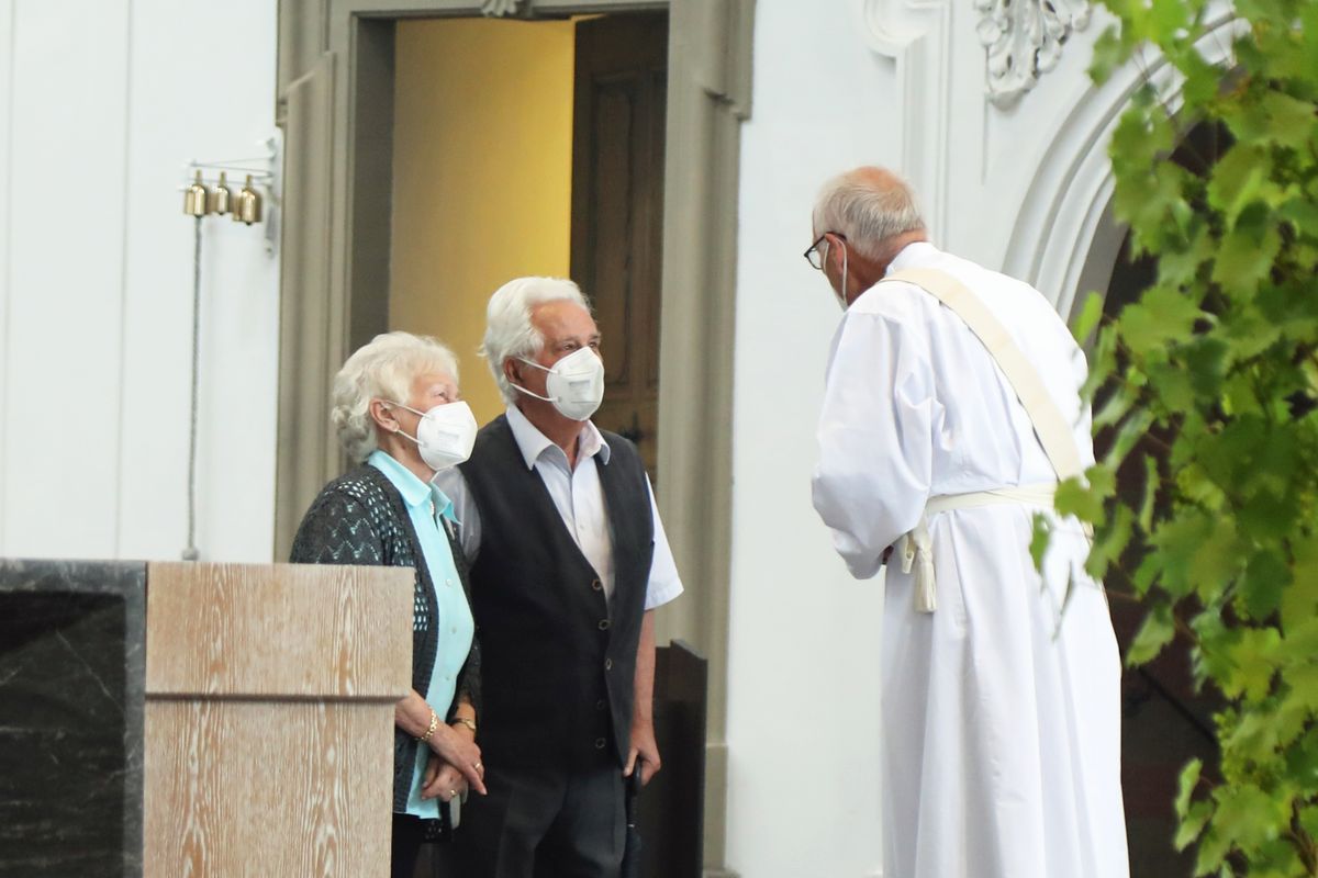 Bischof em. Dr. Friedhelm Hofmann feierte am Mittwochvormittag, 23. Juni, im Kiliansdom einen Pontifikalgottesdienst für Ehejubilare, die in den Jahren 2020 und 2021 auf 50, 60 oder 65 gemeinsame Jahre zurückblicken. Bischof em. Dr. Friedhelm Hofmann feierte am Mittwochvormittag, 23. Juni, im Kiliansdom einen Pontifikalgottesdienst für Ehejubilare, die in den Jahren 2020 und 2021 auf 50, 60 oder 65 gemeinsame Jahre zurückblicken.