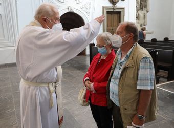 Bischof em. Dr. Friedhelm Hofmann feierte am Freitagnachmittag, 25. Juni, einen Dankgottesdienst mit Ehepaaren, die seit 50, 60 oder 65 Jahren verheiratet sind. Anschließend spendeten der Bischof sowie weitere Priester und Diakone den Jubilaren mit Abstand den Segen.