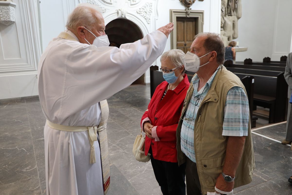 Bischof em. Dr. Friedhelm Hofmann feierte am Freitagnachmittag, 25. Juni, einen Dankgottesdienst mit Ehepaaren, die seit 50, 60 oder 65 Jahren verheiratet sind. Anschließend spendeten der Bischof sowie weitere Priester und Diakone den Jubilaren mit Abstand den Segen.