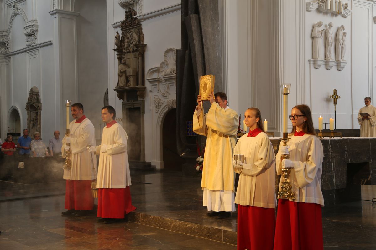 Rund 250 Ehejubilare haben am Freitagnachmittag, 4. Juli, im Kiliansdom in einem Pontifikalgottesdienst mit Weihbischof em. Ulrich Boom ihr Eheversprechen erneuert. 