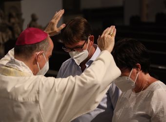 Bischof Dr. Franz Jung feierte am Mittwochabend, 23. Juni, einen Gottesdienst für Ehepaare, die 2021 oder 2021 auf 25 gemeinsame Jahre zurückblicken. Im Anschluss konnten sich die Paare segnen lassen.