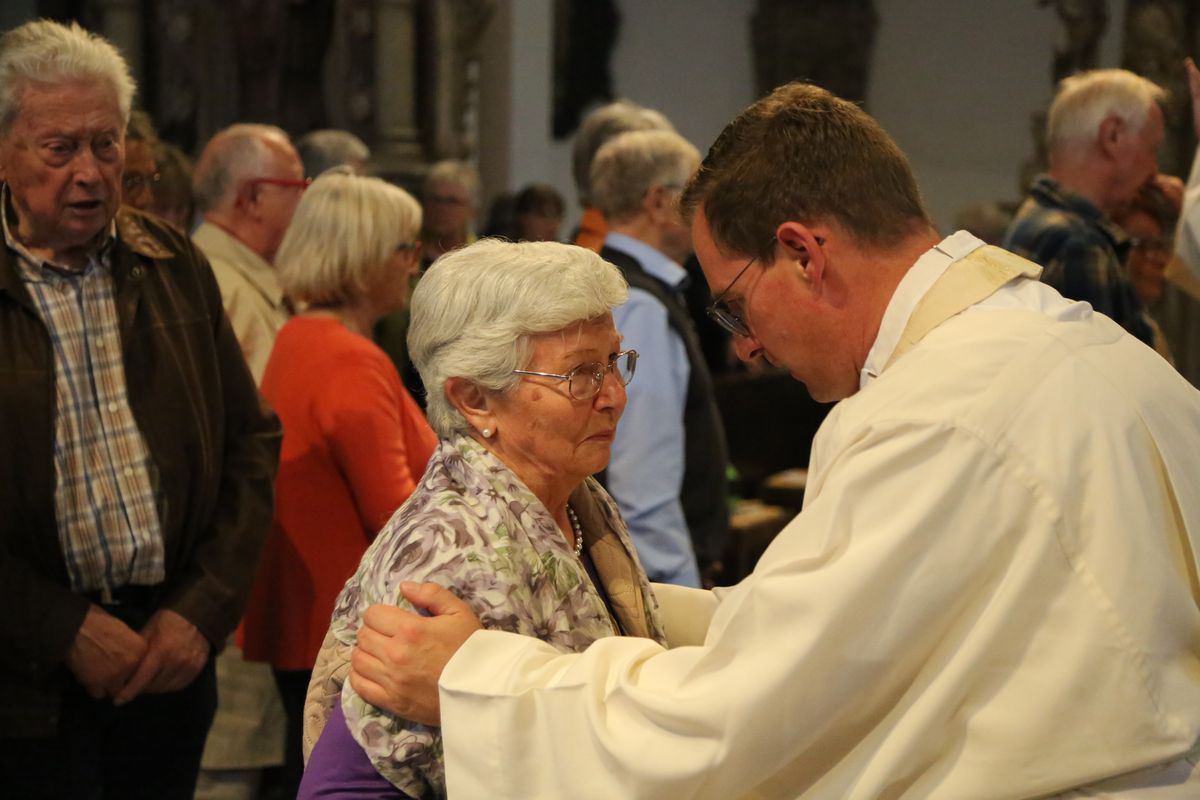 Bischof Dr. Franz Jung hat am Donnerstagnachmittag, 4. Juli, mit etwa 320 Paaren im Kiliansdom ihr goldenes oder diamantenes Ehejubiläum gefeiert.
